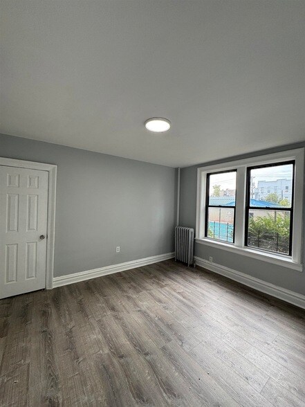 Foto del edificio - 117 Corbin Ave