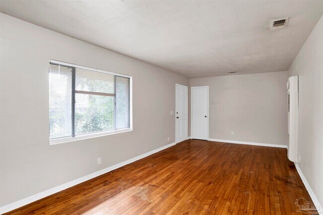 Foto del edificio - 2802 W Gonzalez St