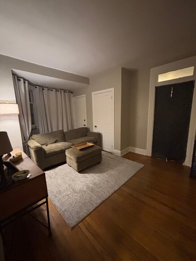 Sala de estar - 152 E James St