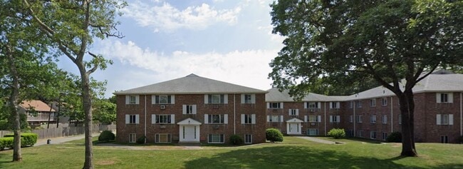 Building Photo - Hyannis 2 Bedroom - West Main St