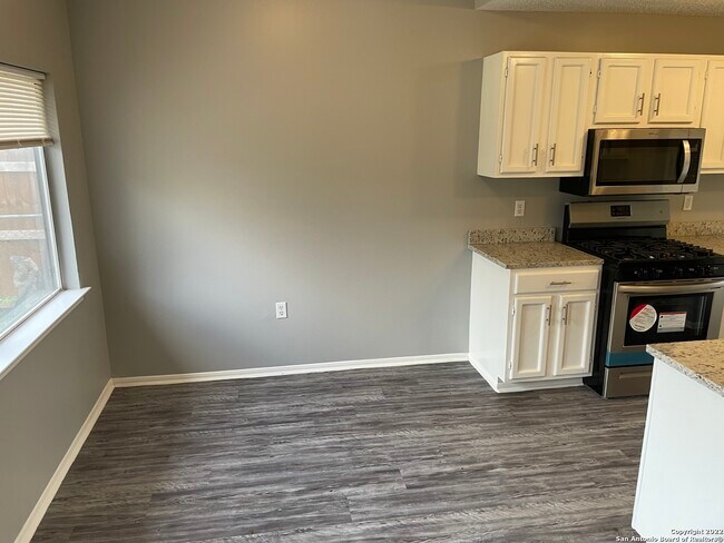 Foto del edificio - 5915 Pleasant Lake