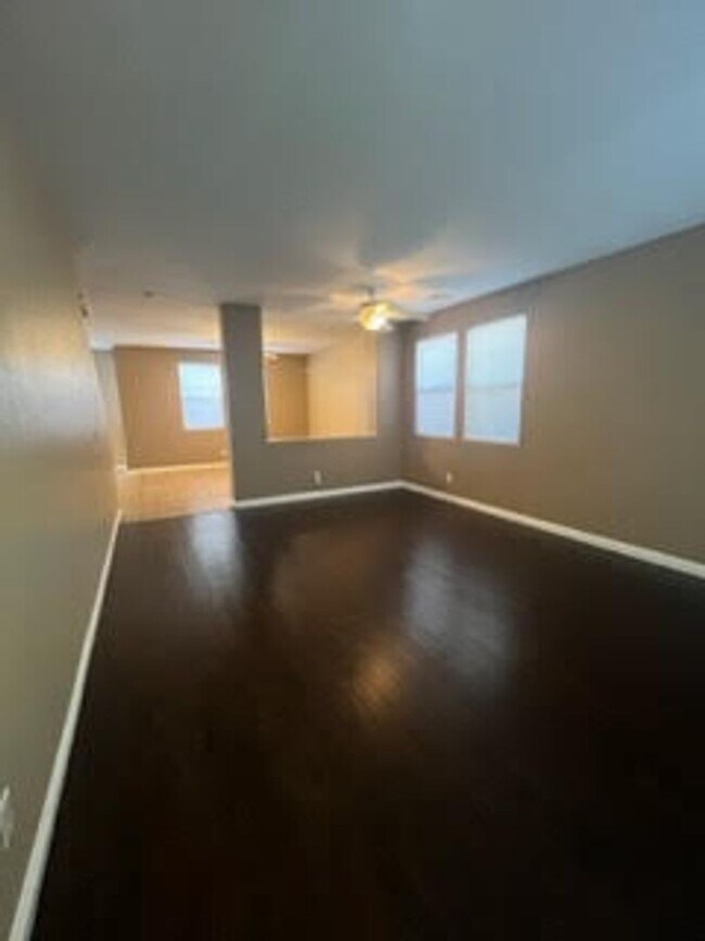 Foto del edificio - SUMMERLIN 4 BEDROOM HOME!