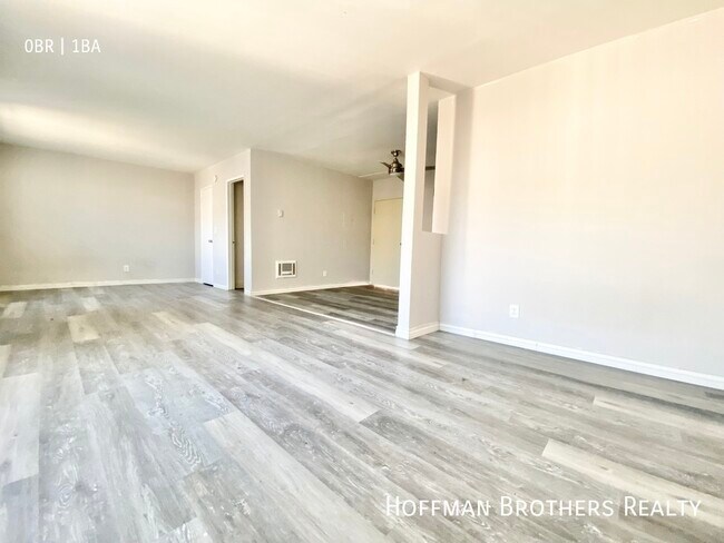 Foto del edificio - 14623 Sylvan St Van Nuys, CA 91411