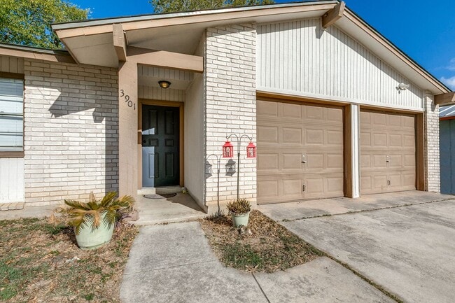 Building Photo - 3-BEDROOM HOME IN PIPERS MEADOW