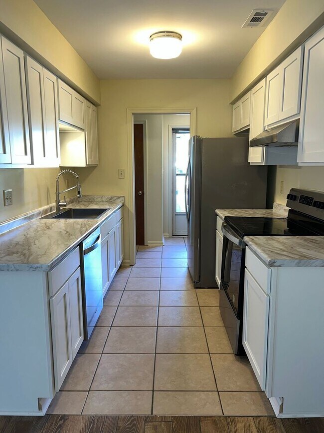 Foto del edificio - Remodeled 2 bedroom, 1.5  bath duplex