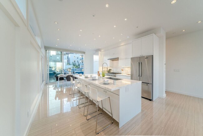 Foto del edificio - Telegraph Hill Luxury 3 Level, 3 Bed / 2 B...