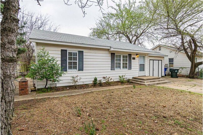 Building Photo - 912 N Cockrel Ave