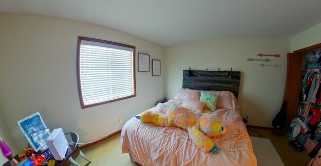 Building Photo - 3D Tour Available - Gorgeous Town-Home off...