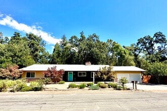 Building Photo - 470 College Ave