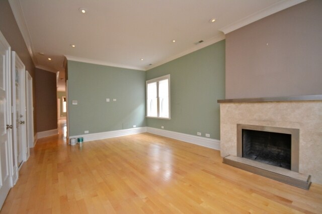 Building Photo - 745 W Briar Pl
