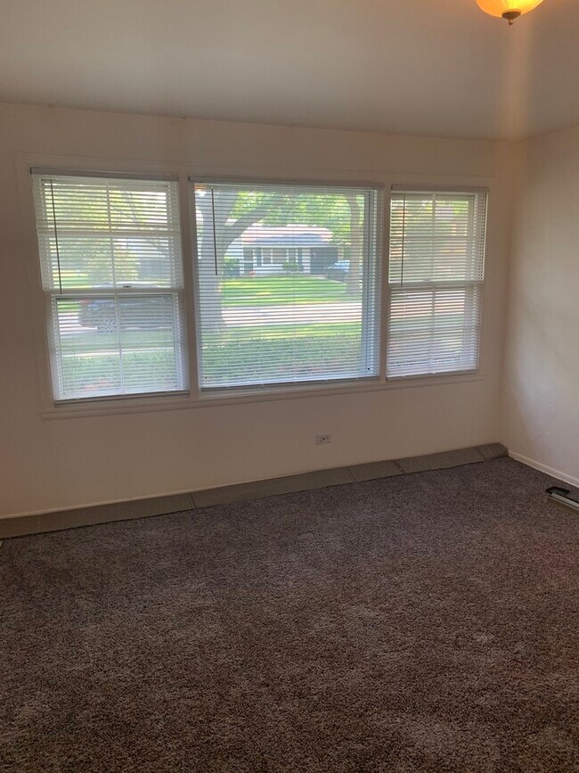 Building Photo - 1800 Hartmann Dr