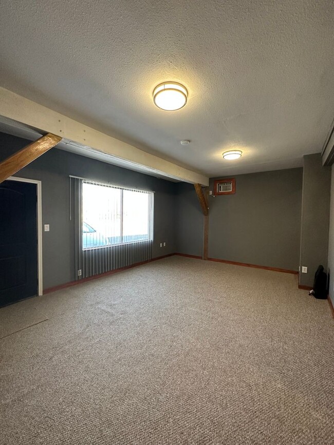 Building Photo - Commercial/Residential 2 Bedrooms and 1 Ba...