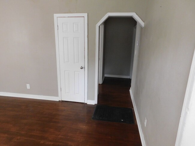 Building Photo - 1 Bed 1 Bath Duplex w/ Washer Dryer hookup