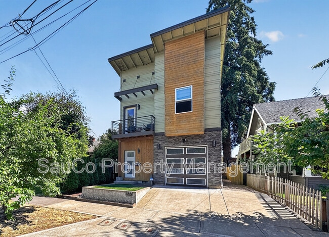 Building Photo - 832 SE Cedar St