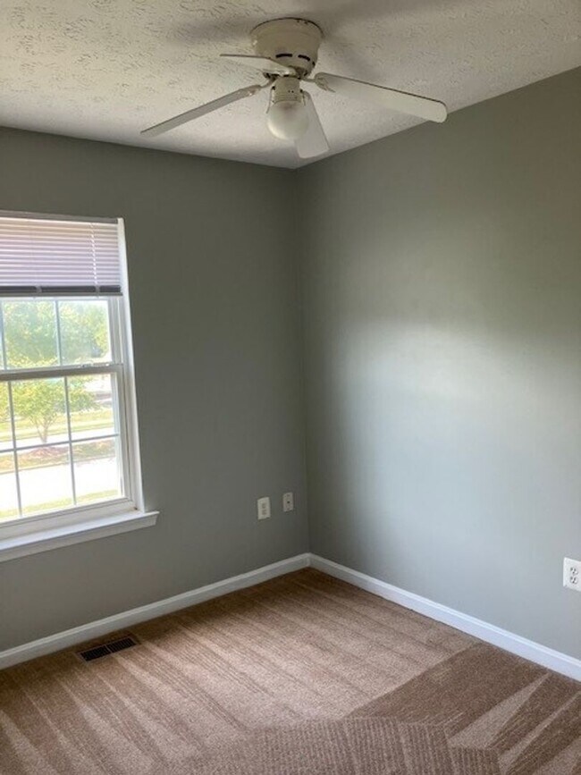 Foto del edificio - Lovely updated townhome