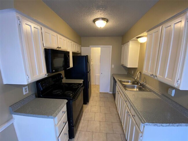 Foto del edificio - 5904 Holiday Ln