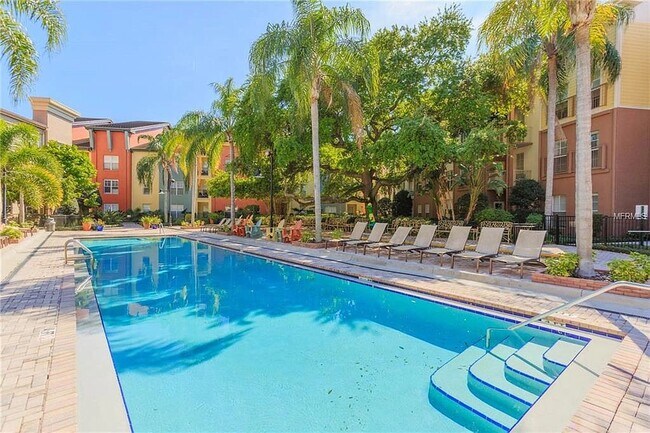 Piscina - 402 S Armenia Ave