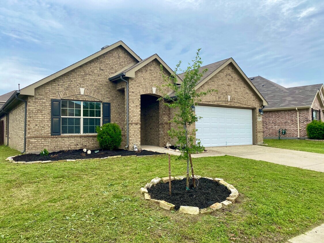 Foto del edificio - 2201 Willow Creek Dr