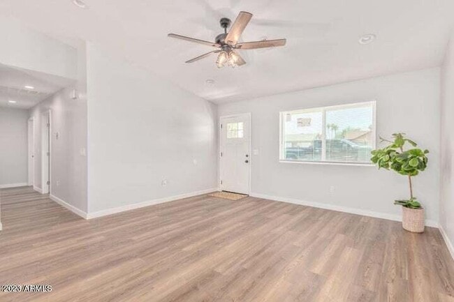 Building Photo - 1624 W Geneva Dr