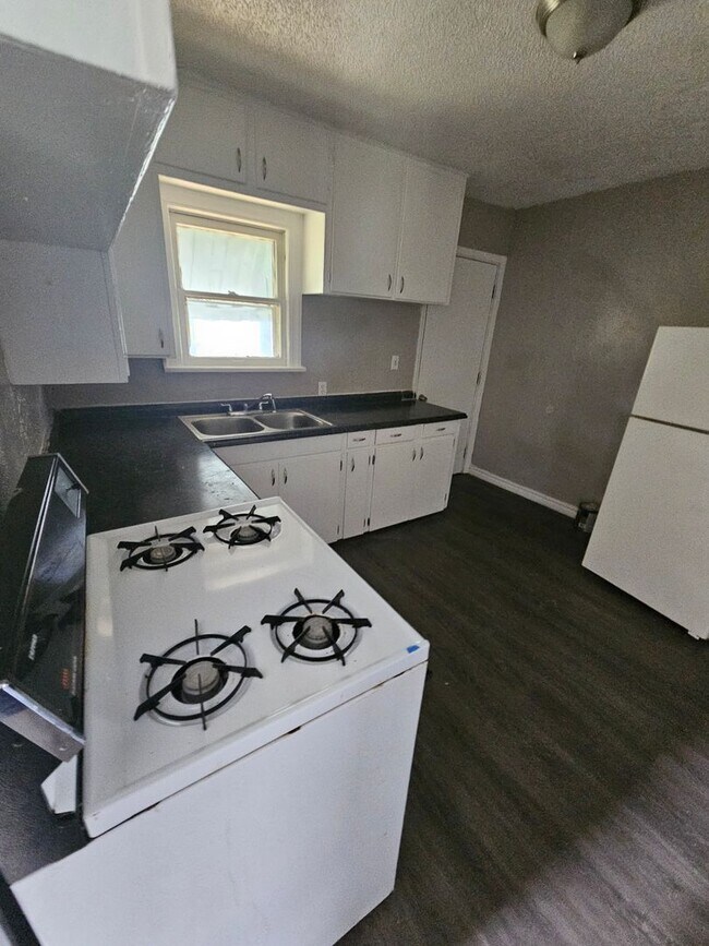 Building Photo - Cute 4 bedroom House