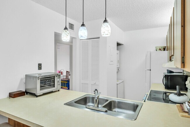 Foto del edificio - 3402 Gardens E Dr