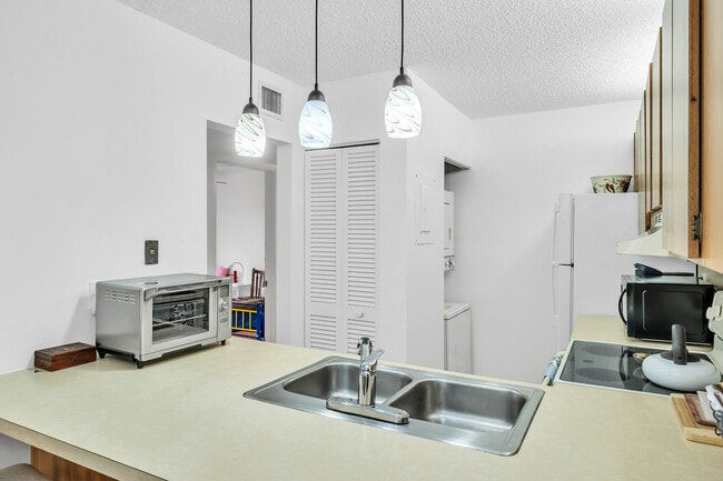 Building Photo - 3402 Gardens E Dr