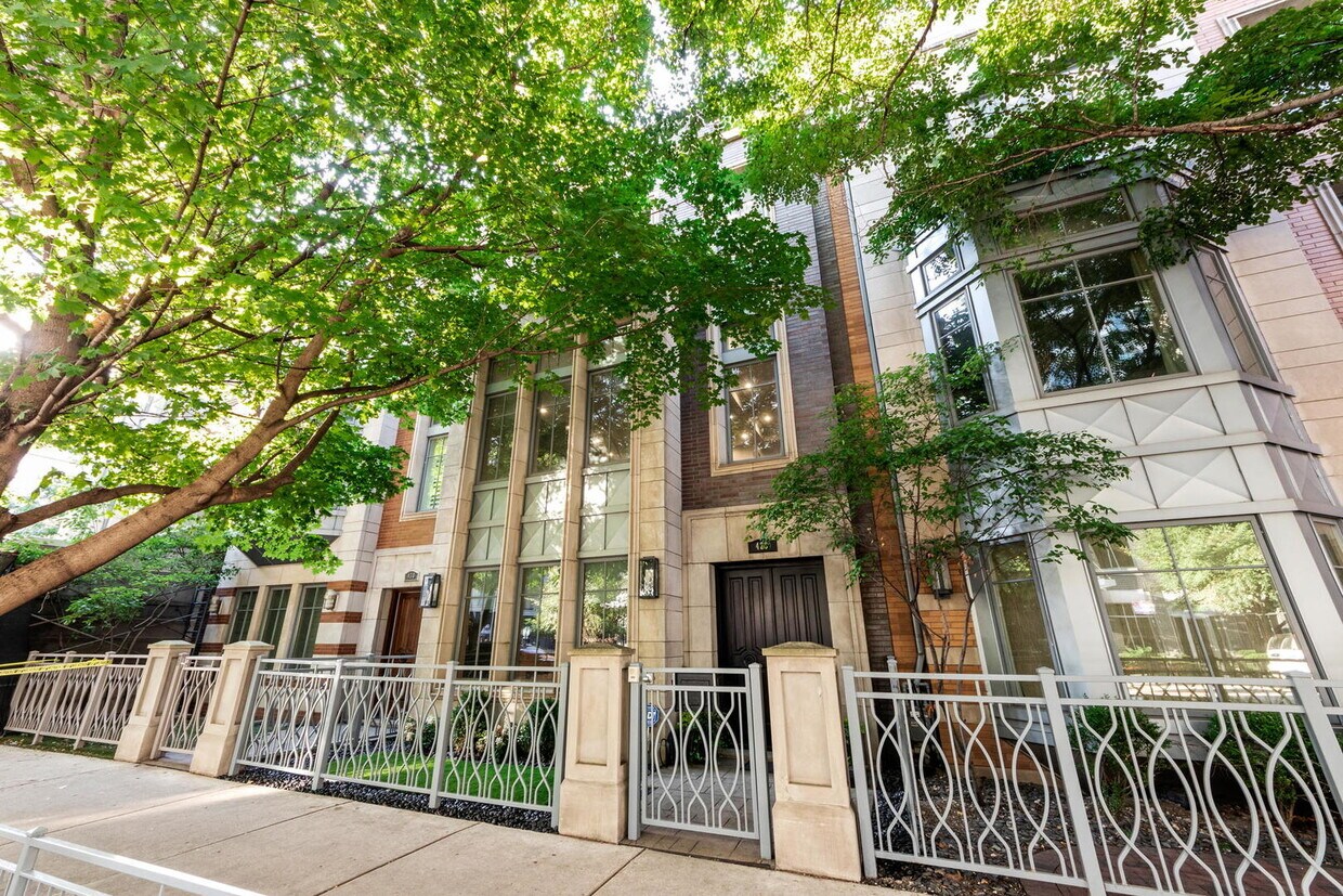 428 W Huron St Unit 1, Chicago, IL 60654 Condo for Rent in Chicago