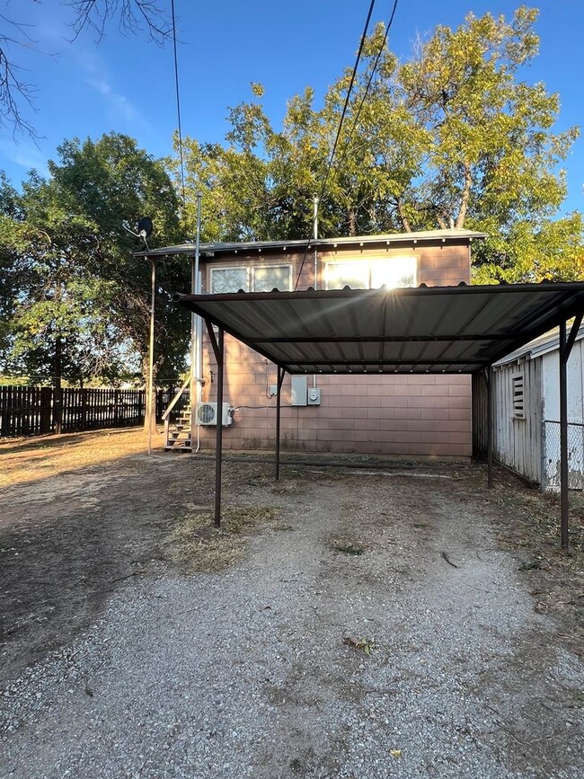 Building Photo - Kemp Studio Apartment