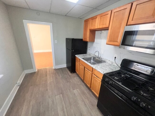 Building Photo - Contemporary 2 Bedroom Townhome w/ Updated Kitchen & Washer/dryer