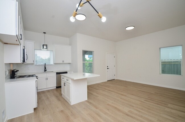 Building Photo - 405 Clearwater St