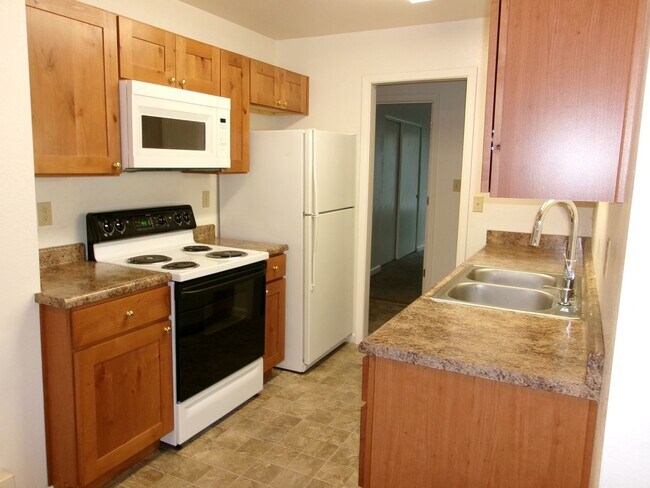 Building Photo - Well maintained 2 bedroom, 1 bath condo