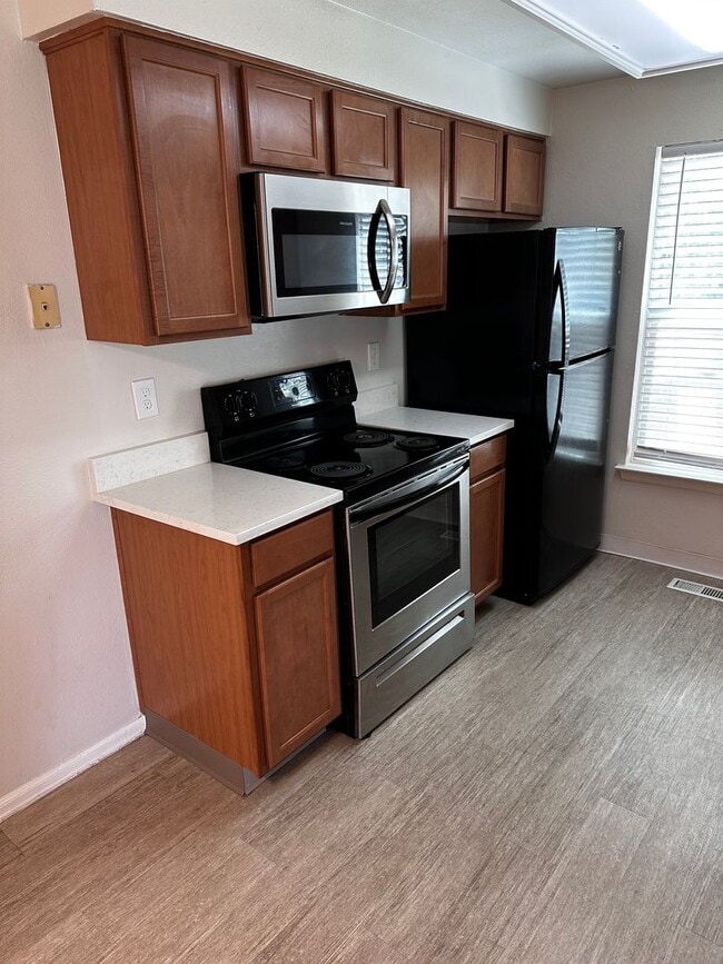 Building Photo - Spacious Updated Ranch Style Condo