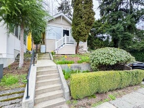 Building Photo - 1537 Valentine Pl S