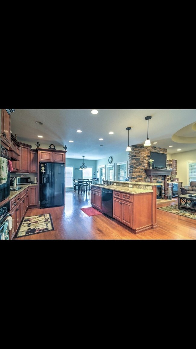 Building Photo - Beautiful executive home