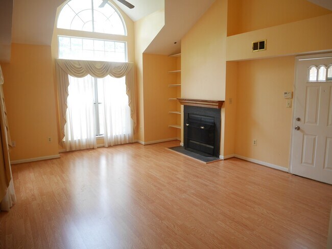 Building Photo - Two Bedroom, Two Full Bathroom Condo- Belt...