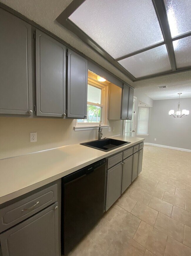 Foto del edificio - COMING SOON: 3 bedroom house with 2 baths in Broken Arrow!!