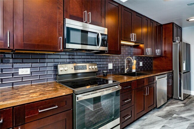 Foto del edificio - 9180 W Bay Harbor Dr
