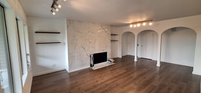Building Photo - Luxurious 2-Bed, 2-Bath Condo with Spectac...