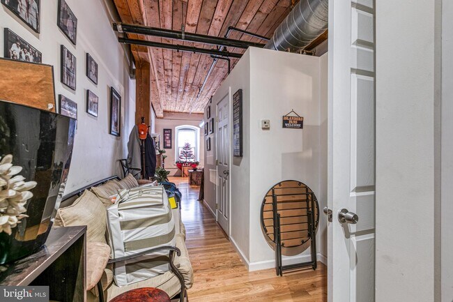 Building Photo - 374 Shurs Ln