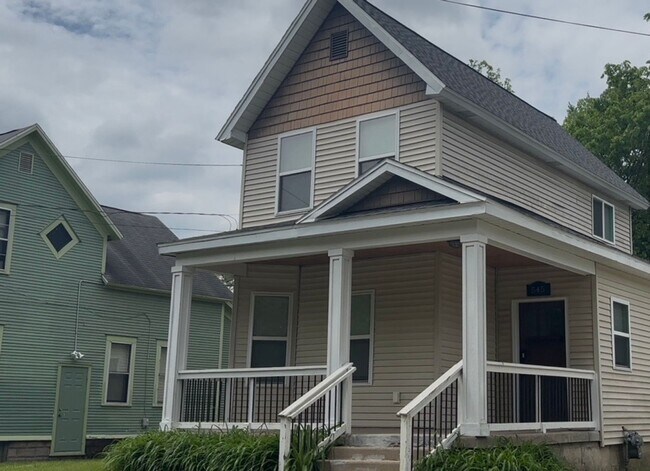 Foto del edificio - 4 Bedroom, 2 Bath Home available July 2025...