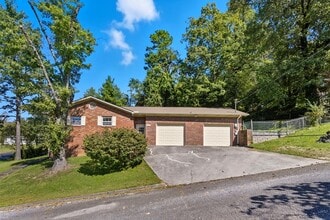 Building Photo - 105 Ivy Ln