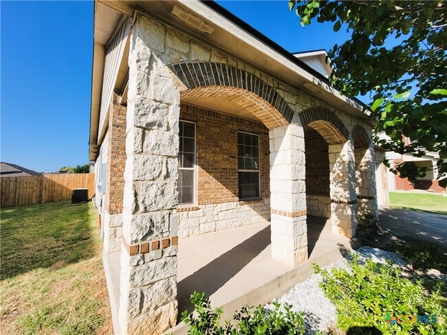 Building Photo - 610 Taurus Dr