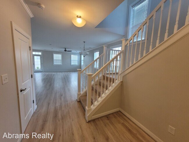 Building Photo - 4 br, 2.5 bath House - 1701 Jerningham Lane
