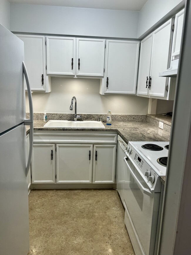 Building Photo - 301 Harbor Heights Dr