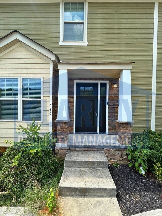 Building Photo - Modern townhome w/ master-on-main!