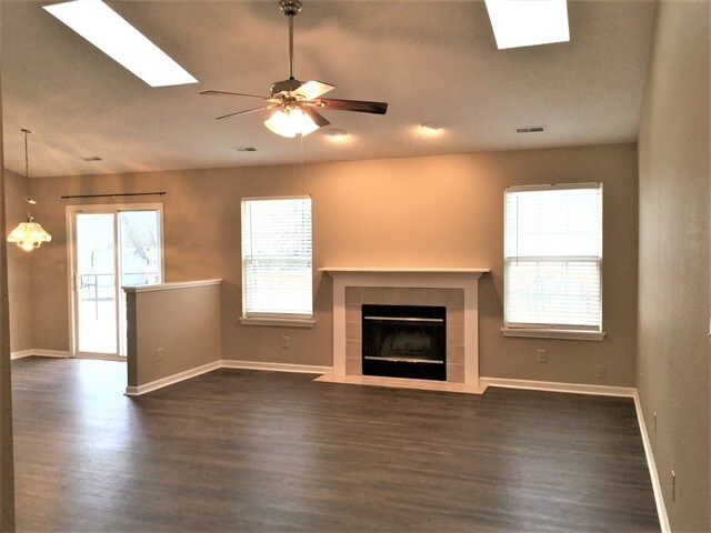 Foto del edificio - 8018 Bitternut Dr