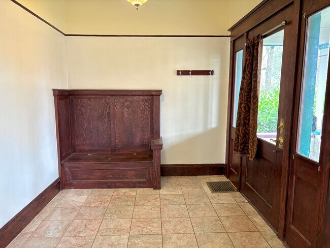 Foto del edificio - Historic and Spacious Humboldt Neighborhood Home w/ Covered Front/Back Patio and Huge Basement