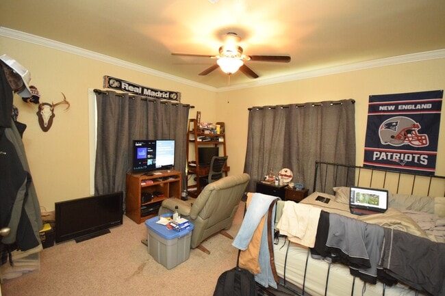 Building Photo - 4 Bed 2 Bath Home Centrally Located!