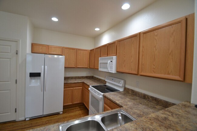 Foto del edificio - 3 Bed 2.5 Bath Townhome With AC Available ...
