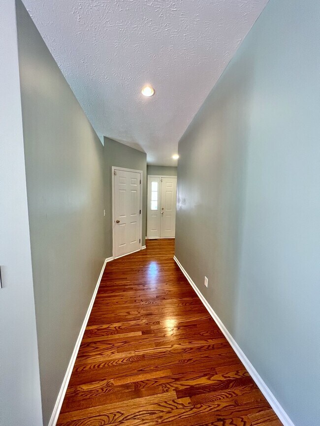 Building Photo - Open layout and lots of square footage in ...